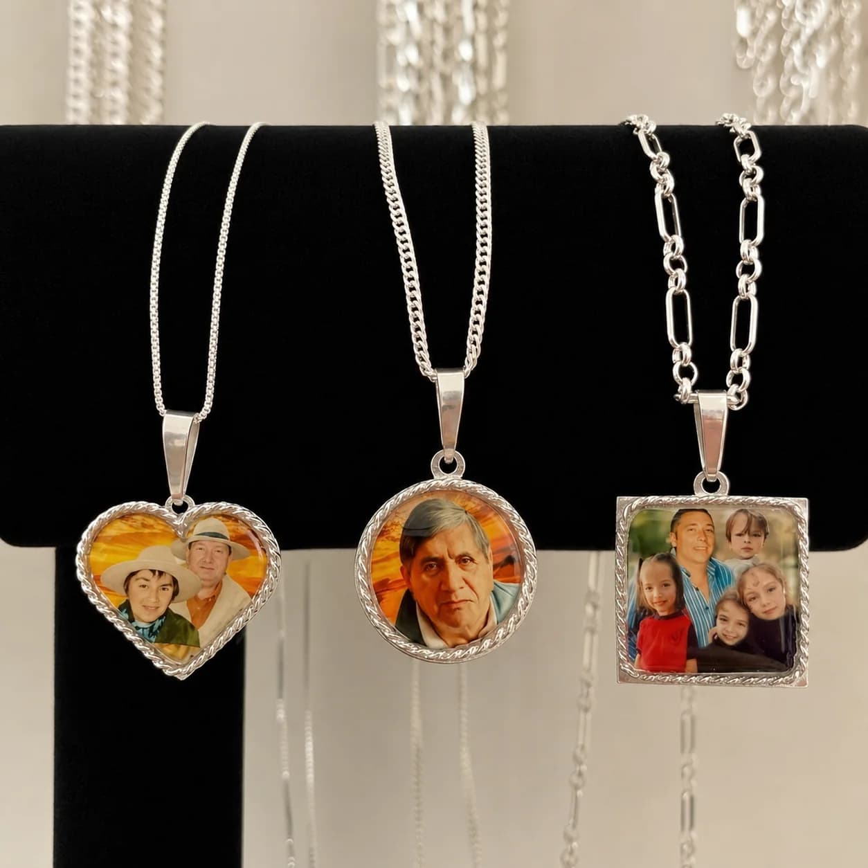 Tres medallones personalizados de plata con fotografías protegidas en fotoresina