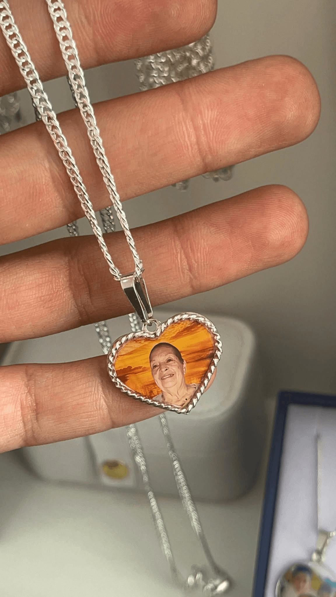 Medallón de corazón con la fotografía de la madre de Marisol